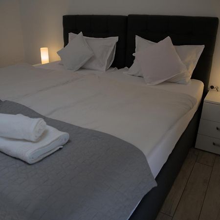 Apartmaji Soncek Izola Esterno foto