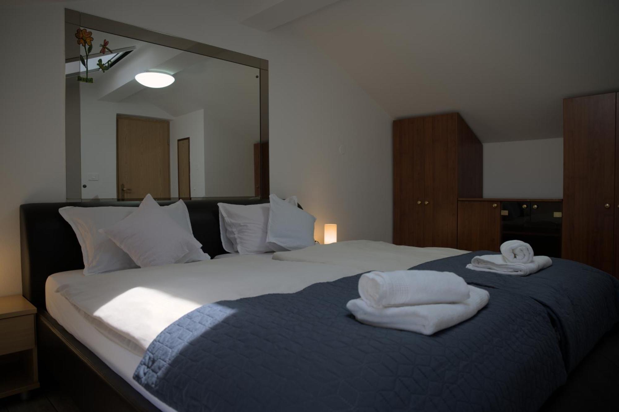 Apartmaji Soncek Izola Esterno foto