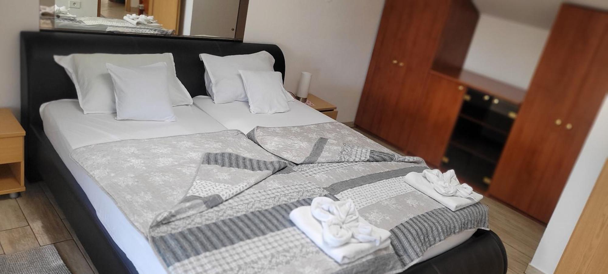 Apartmaji Soncek Izola Esterno foto