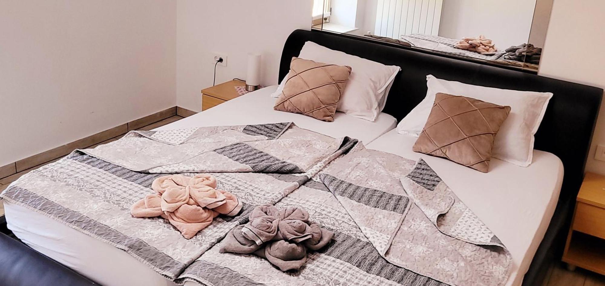Apartmaji Soncek Izola Esterno foto